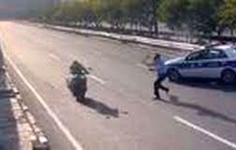 واکنش پلیس به ویدئوی پرتاب باتوم مامور راهور به یک موتوسوار