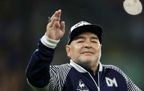 مارادونا همچنان در بیمارستان می‌ماند