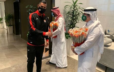 ورود اولین تیم ایرانی به عربستان پس از ۳ سال / استقبال عربستانی‌ها با شاخه گل