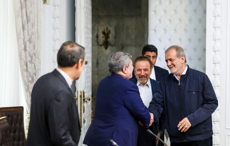 باور دارم باید با دوستان مروت و با دشمنان مدارا داشته باشیم