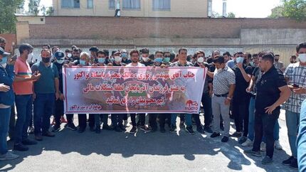 تجمع هواداران تراکتور بعد از استانداری این بار در مقابل هیات فوتبال آذربایجان‌شرقی 