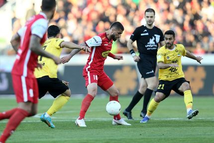 بازی بزرگ هفته را سپاهان برد / پرسپولیس در خانه از قهرمانی دور شد