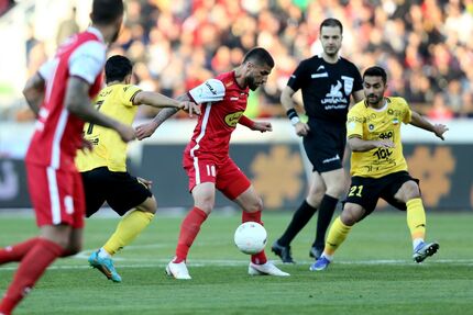 بازی بزرگ هفته را سپاهان برد / پرسپولیس در خانه از قهرمانی دور شد