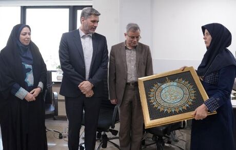 تجلیل از خواهر شهید «صادق محمدیاری» به مناسبت هفته دفاع مقدس
