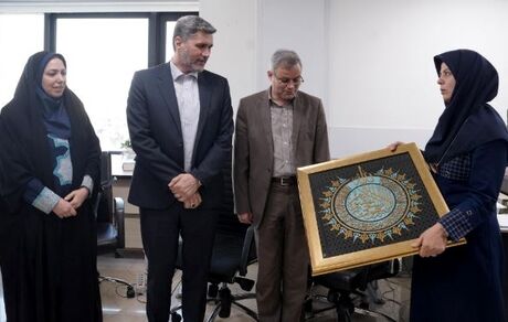 تجلیل از خواهر شهید «صادق محمدیاری» به مناسبت هفته دفاع مقدس
