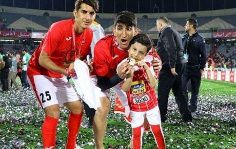 مدال قهرمانی بیرانوند به فرزندانش اهدا شد/ عکس