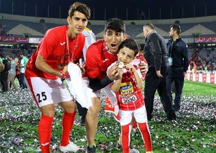 مدال قهرمانی بیرانوند به فرزندانش اهدا شد/ عکس