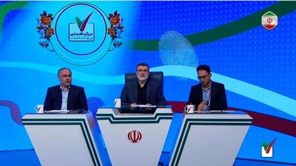 قاضی‌زاده هاشمی: حقوق کارمندان و کارگران به وسط ماه هم نمی‌رسد