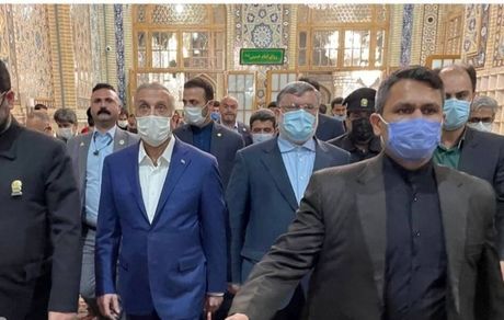 نخست وزیر عراق به مشهد سفر و به زیارت امام رضا (ع) رفت
