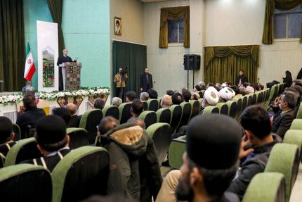 رئیس جمهور: مردم ستون اصلی جامعه هستند / به متخصصان میدان ندهیم، درجا می‌زنیم