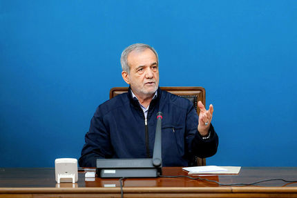 پزشکیان: به پیر و پیغمبر اگر حق و عدالت رعایت شود،  پانترکیسم، پان‌کردیسم و پان‌عربیسم به وجود نمی‌آید /باید منصفانه رفتار کنیم