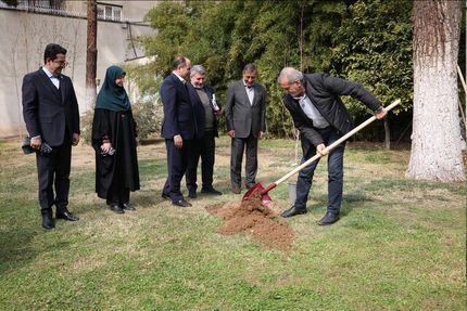 رئیس جمهور، سه اصله نهال کاشت