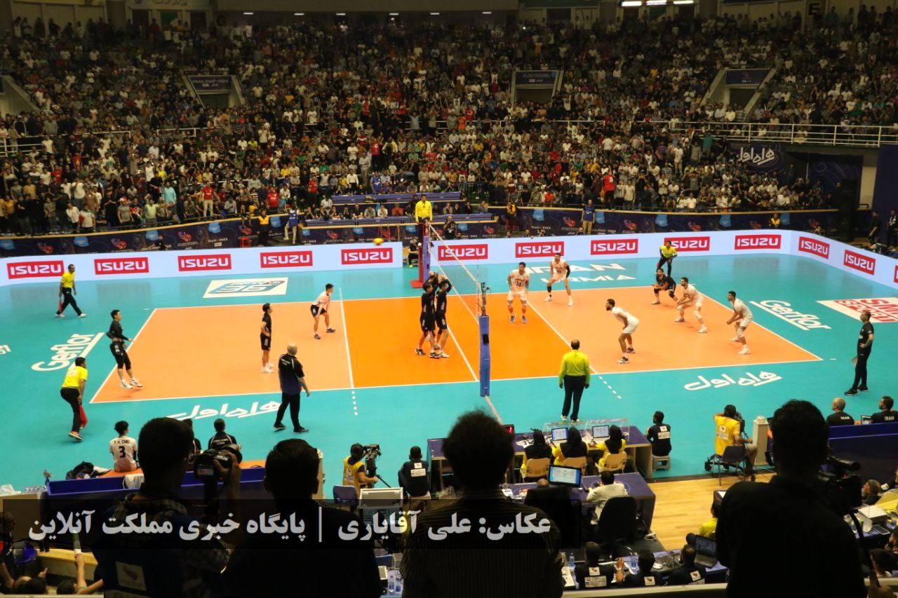 جام ۲۲: دیدار تیم‌های والیبال ایران و هنگ‌کنگ در سالن پر از تماشاگر غدیر ارومیه