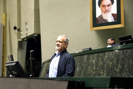 حضور رییس جمهور در مجلس برای تقدیم لایحه بودجه ۱۴۰۴ کل کشور