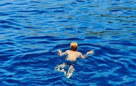 شنای یک ساعته پسر ۷ ساله برای نجات پدر و خواهرش