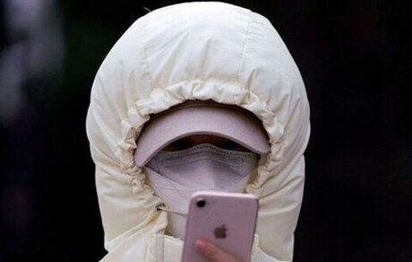بازار موبایل زیر فشار کرونا کمر خم می کند