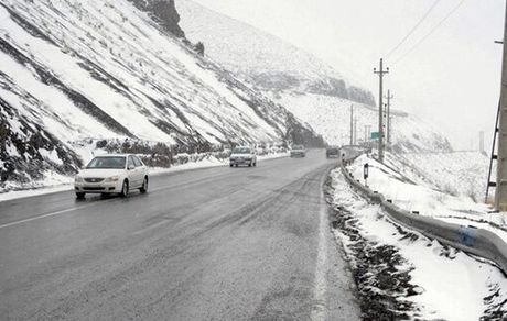 بارش برف و باران در محورهای نیمی از استان‌های کشور