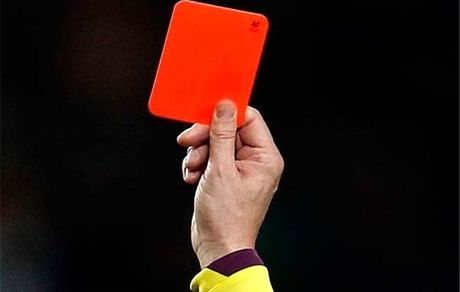 گاف وحشتناک داور در بازی لیگ دسته یک / شهرداری آستارا اعتراض کرد