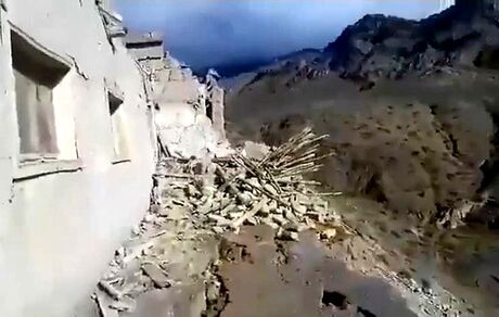 کشته‌های زلزله افغانستان از ۹۰۰ تن فراتر رفت