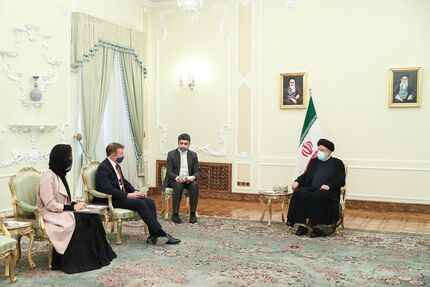 جمهوری اسلامی زیر بار زور نمی رود و هیچ حرف نادرست و برخلاف حق را نمی‌پذیرد