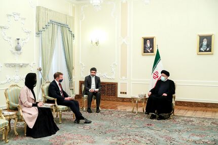 جمهوری اسلامی زیر بار زور نمی رود و هیچ حرف نادرست و برخلاف حق را نمی‌پذیرد