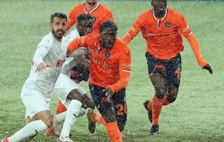 تصویر جالب از یک بازی لیگ برتری ترکیه / عکس