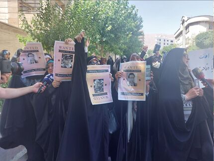 تجمع مردمی-دانشجویی علیه هتک حرمت به قرآن کریم مقابل سفارت سوئد / پرچم هم آتش زده شد