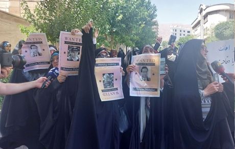 تجمع مردمی-دانشجویی علیه هتک حرمت به قرآن کریم مقابل سفارت سوئد / پرچم هم آتش زده شد