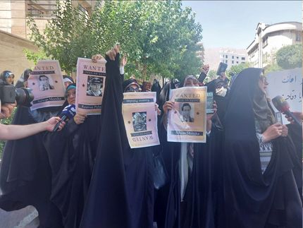 تجمع مردمی-دانشجویی علیه هتک حرمت به قرآن کریم مقابل سفارت سوئد / پرچم هم آتش زده شد