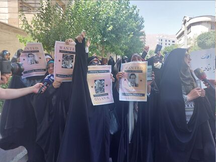 تجمع مردمی-دانشجویی علیه هتک حرمت به قرآن کریم مقابل سفارت سوئد / پرچم هم آتش زده شد