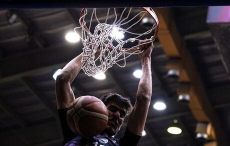 تیم بسکتبال استقلال روی نوار برد