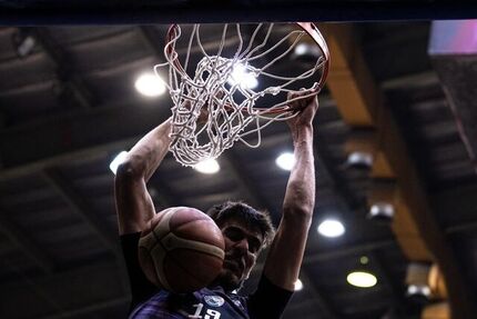 صعود استقلال به صدر جدول لیگ برتر بسکتبال
