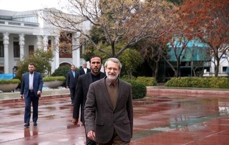 عکس استقبال لاریجانی از روحانی در یک روز بارانی