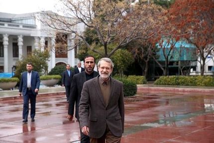 عکس استقبال لاریجانی از روحانی در یک روز بارانی