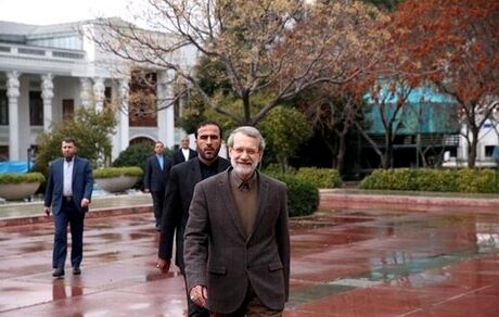 عکس استقبال لاریجانی از روحانی در یک روز بارانی