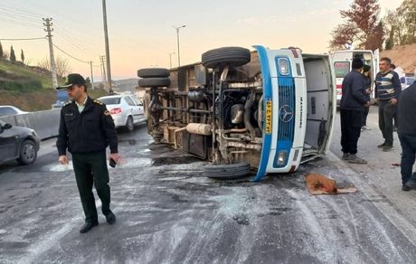 ۲۱ مصدوم در واژگونی مینی‌بوس در جاده نکا