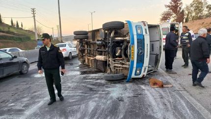۲۱ مصدوم در واژگونی مینی‌بوس در جاده نکا