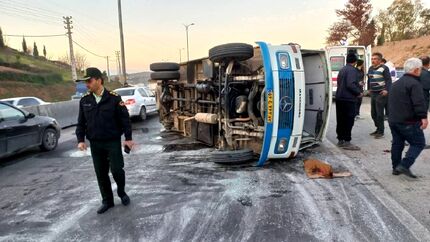 ۲۱ مصدوم در واژگونی مینی‌بوس در جاده نکا