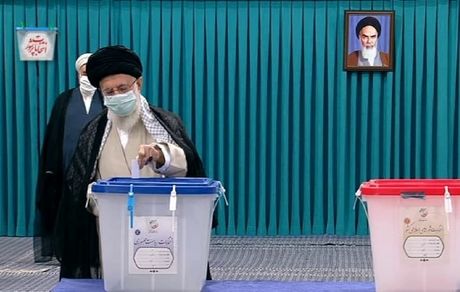 رهبر انقلاب رای خود را به صندوق انداخت