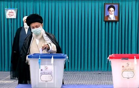 رهبر انقلاب رای خود را به صندوق انداخت