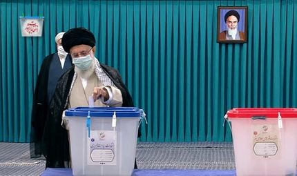 رهبر انقلاب رای خود را به صندوق انداخت