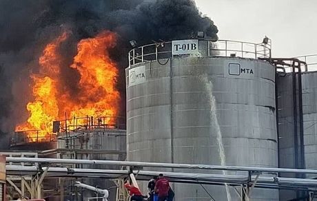 آتش‌سوزی سه مخزن بزرگ فرآورده های نفتی در شهرک صنعتی خلیج فارس بندرعباس
