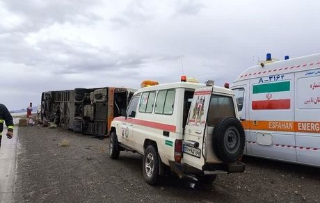 ۱۹ مصدوم در حادثه واژگونی اتوبوس در جاده انارک