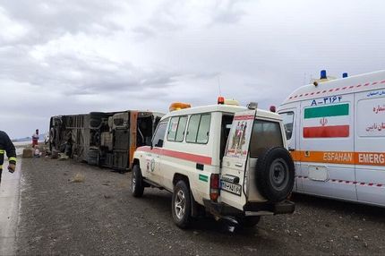 ۱۹ مصدوم در حادثه واژگونی اتوبوس در جاده انارک
