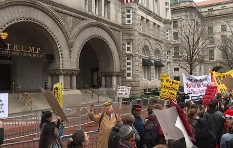 «نه به تحریم ایران» در مقابل هتل بین‌المللی ترامپ