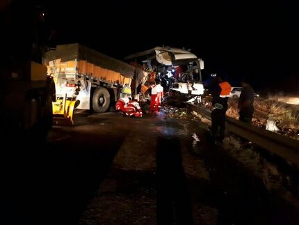 تصادف اتوبوس مسافربری با تریلی در جاده مهریز