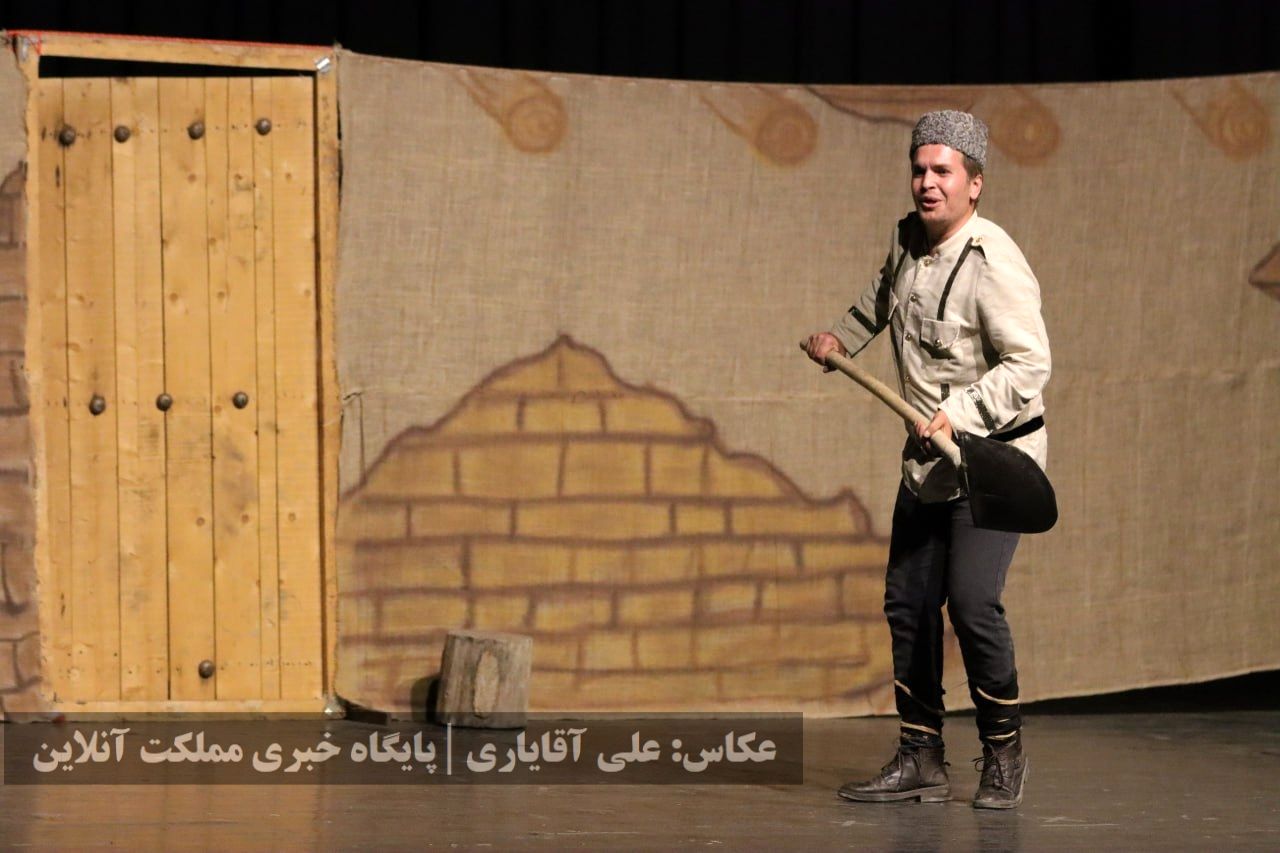 نمایش طنز ترکی «قره پاپاق لوطوسو»