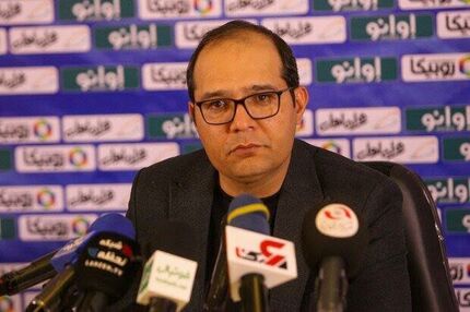 سرمربی ذوب آهن استعفا کرد
