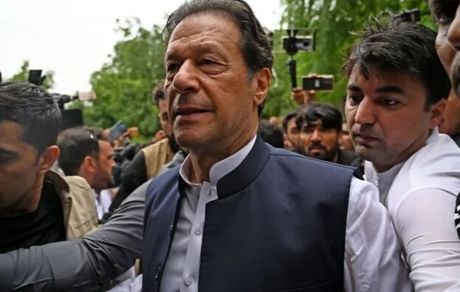 زخمی شدن عمران خان در حمله به کاروان او