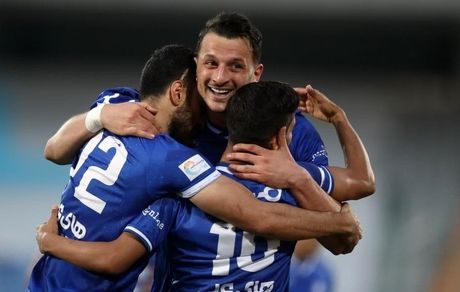 استقلال، پدیده را برد / برق ورزشگاه قطع شد!